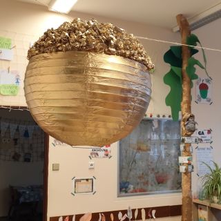 MRKNĚTE, CO DOKÁŽÍ ŠIKOVNÉ DĚTSKÉ RUCE✨ Z obyčejného papírového lampionu dokázaly děti z @zs_nakopcich vytvořit nádhernou...